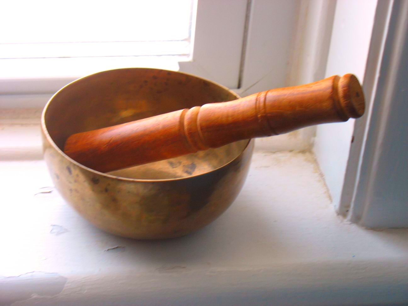 Modern metal singing bowl used to illustrate the history of the Tibetan singing bowl label