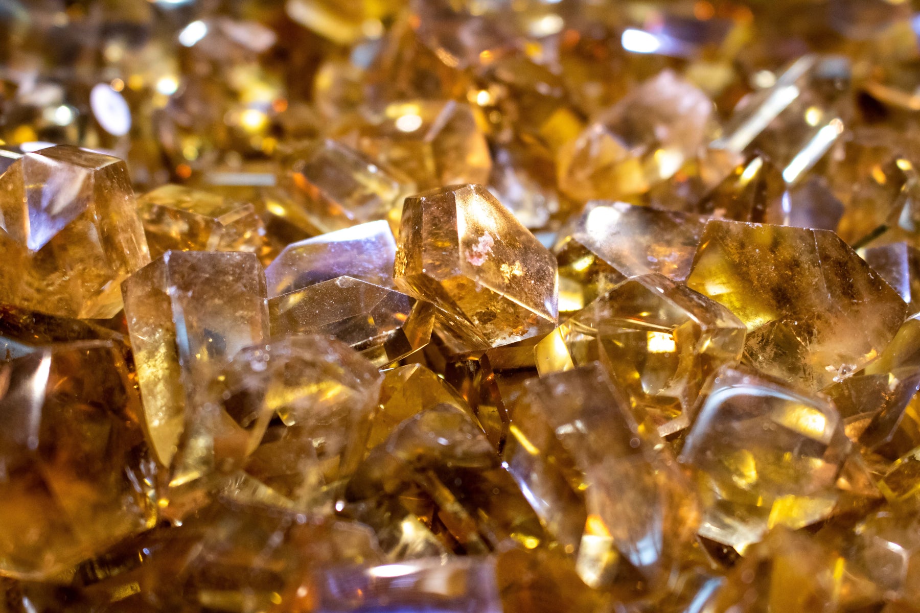 Golden citrine crystals for a guide to confidence, motivation and personal power
