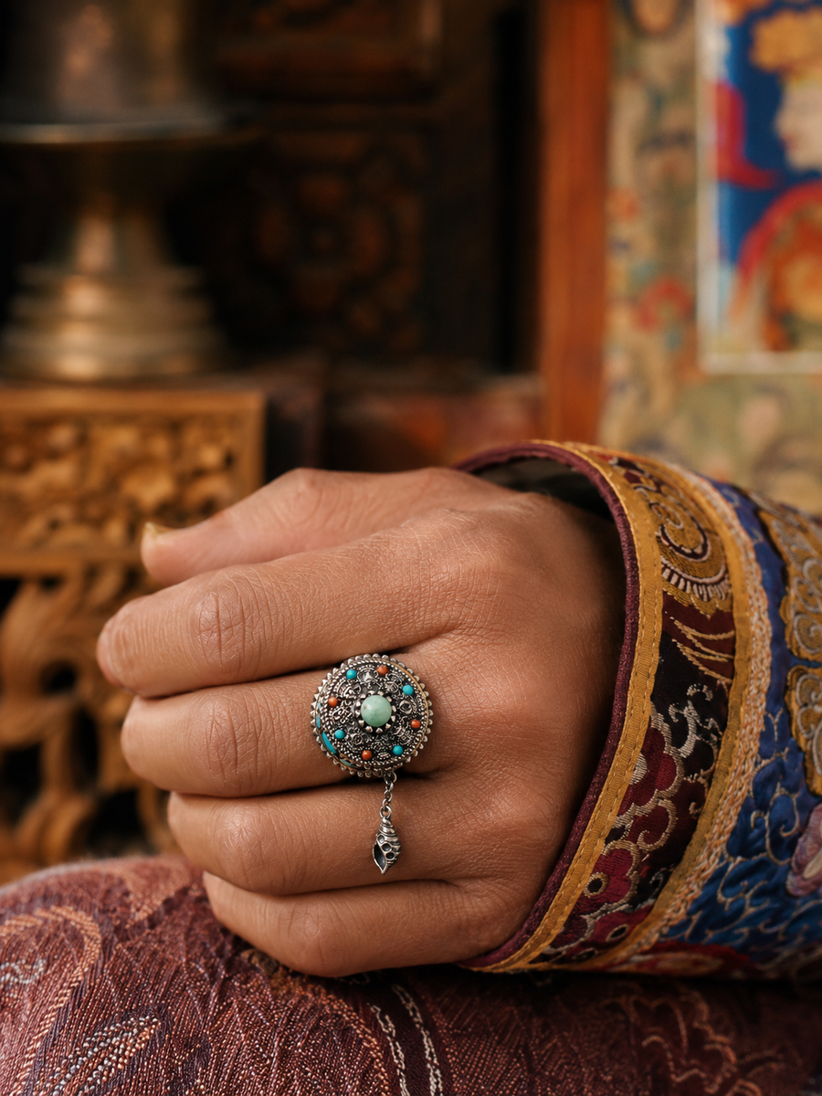 Functional rotating band and natural turquoise details on Kailora S925 silver spinner ring detail view 4 | Kailora